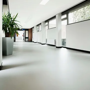 wineo Purline Bioboden Rollenware weiß modern hell Korridor große Glasfenster Klinikum
