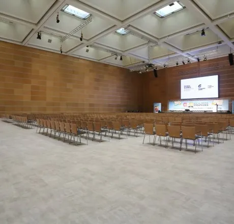 wineo PURLINE Bioboden Referenz in Kongresssaal mit Betonoptik in Fliesenformat