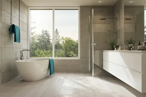 wineo 500 Laminatboden Smooth Oak White Badezimmer Freistehende Badewanne Duschkabine Laminatboden Smooth Oak White LA164MV4 Laminat Holzoptik