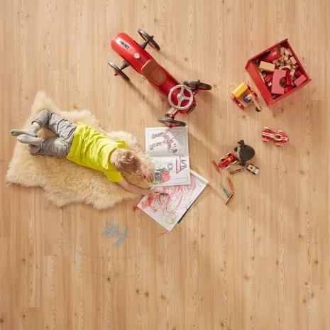 wineo Purline Bioboden wineo Bodenbelag Purline Bioboden Holzoptik mit einem spielenden Kind